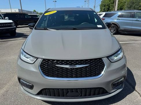 Used 2025 Chrysler Pacifica Select FWD image 2