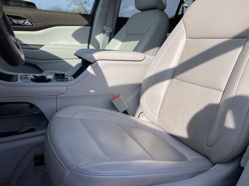 Used 2021 GMC Acadia SLT w/ Technology Package image 10