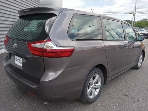 Used 2015 Toyota Sienna L FWD image 3