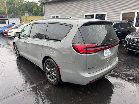 Used 2025 Chrysler Pacifica Limited FWD image 3
