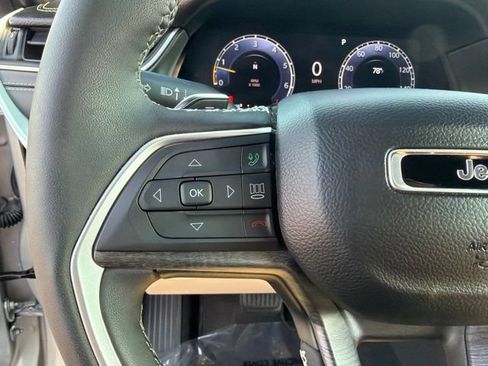 Used 2025 Jeep Grand Cherokee Limited AWD/4WD image 27