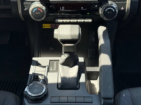 Certified 2025 Toyota Tacoma SR5 AWD/4WD image 26