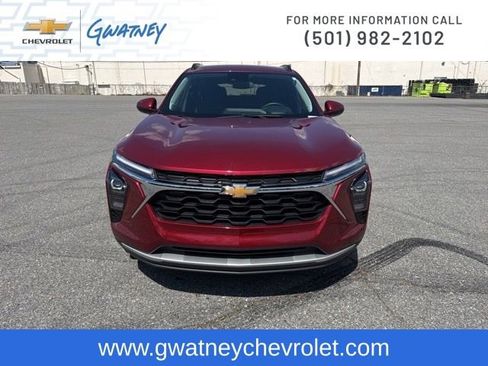 Used 2025 Chevrolet Trax LT w/ LT Convenience Package image 2