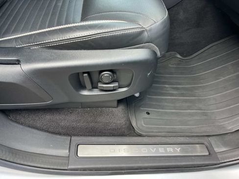 Used 2018 Land Rover Discovery HSE AWD/4WD image 32