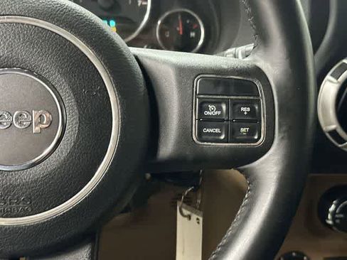 Used 2011 Jeep Wrangler Unlimited Rubicon w/ Connectivity Group AWD/4WD image 18