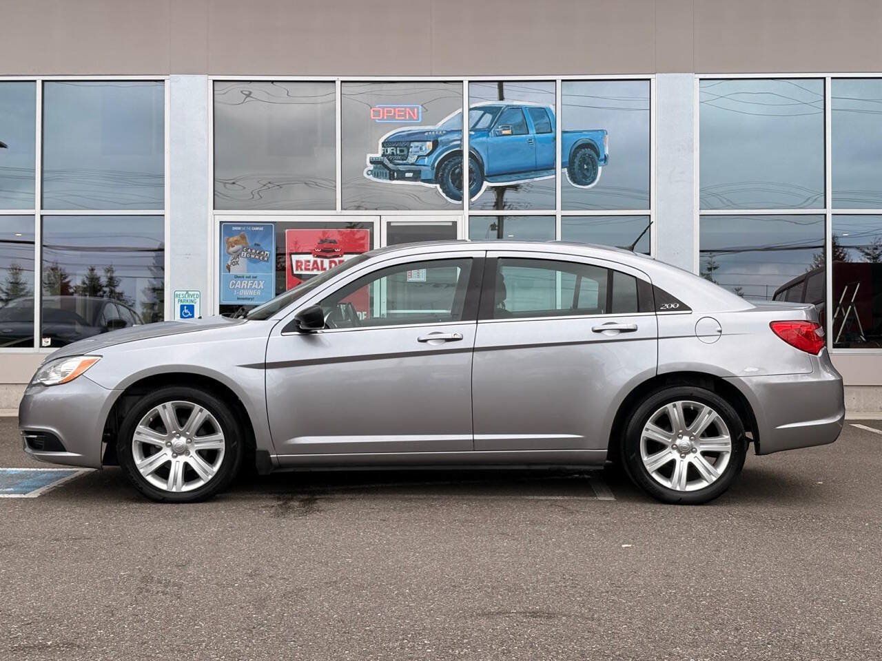 Used 2013 Chrysler 200 Touring FWD image 4