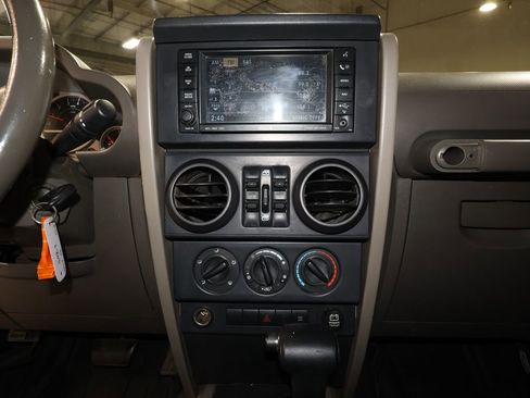 Used 2007 Jeep Wrangler Unlimited Sahara w/ Dual Top Group image 10