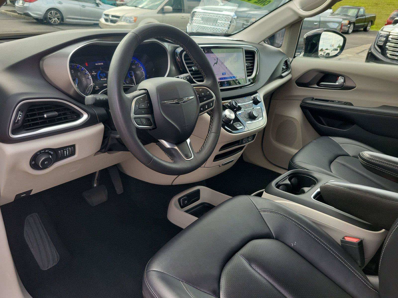 Used 2024 Chrysler Pacifica Touring-L FWD image 17
