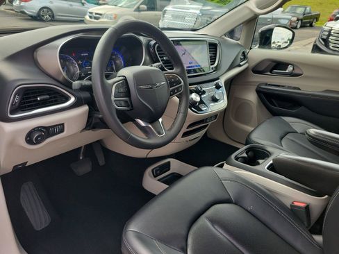 Used 2024 Chrysler Pacifica Touring-L FWD image 17