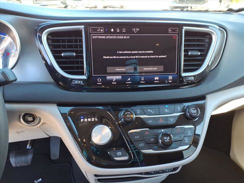 Used 2024 Chrysler Pacifica Touring-L image 16