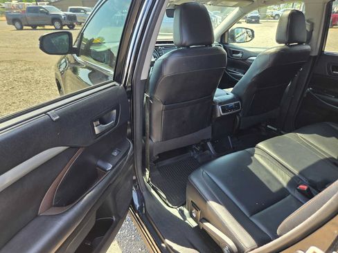 Used 2018 Toyota Highlander XLE AWD/4WD image 15