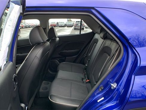 Used 2023 Hyundai Venue Limited image 20