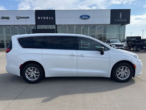 New 2026 Chrysler Pacifica Select image 2