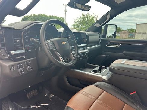 Used 2024 Chevrolet Silverado 2500 High Country w/ Technology Package AWD/4WD image 7