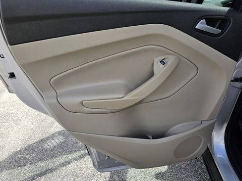 Used 2019 Ford Escape SE image 18