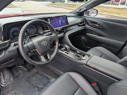 Used 2025 Toyota Crown Signia w/ Advanced Technology Package image 18