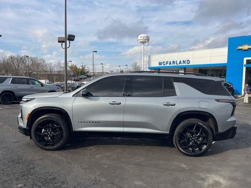 Used 2025 Chevrolet Traverse RS image 2