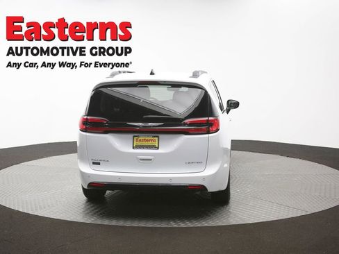 Used 2023 Chrysler Pacifica Limited FWD image 41