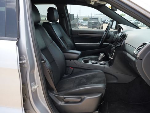 Used 2019 Jeep Grand Cherokee Altitude RWD image 24