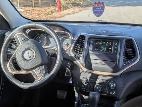 Used 2016 Jeep Cherokee Latitude w/ Cold Weather Group AWD/4WD image 12