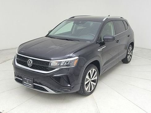 Used 2024 Volkswagen Taos SE image 1