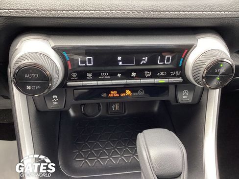 Used 2025 Toyota RAV4 XLE AWD/4WD image 17