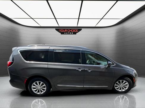 Used 2018 Chrysler Pacifica Touring-L image 6