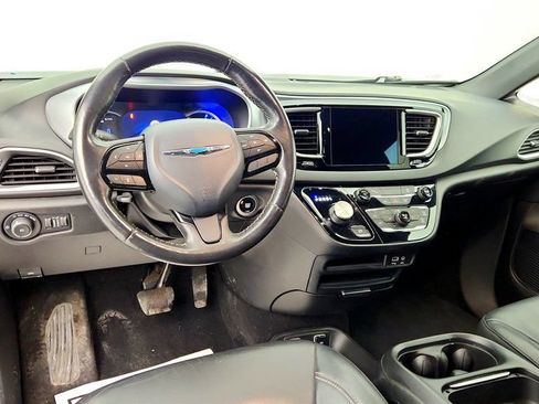 Used 2020 Chrysler Pacifica Touring-L w/ S Appearance Package FWD image 12
