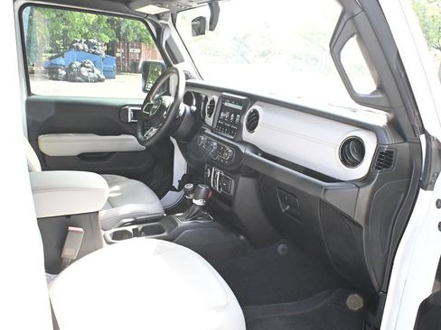 Used 2023 Jeep Gladiator Overland AWD/4WD image 11