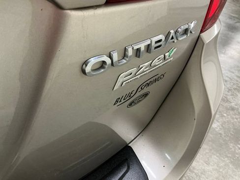 Used 2017 Subaru Outback 2.5i Limited AWD/4WD image 8