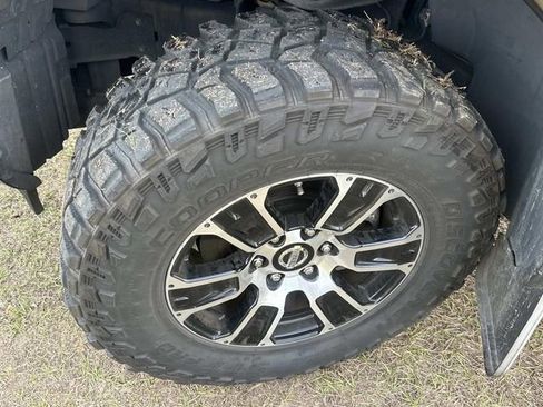 Used 2020 Nissan Titan SV w/ SV Convenience Package image 14