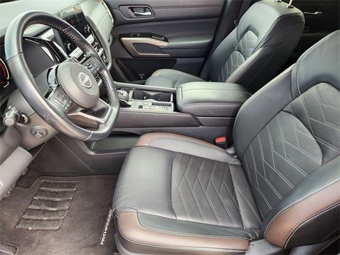 Used 2022 Nissan Pathfinder Platinum w/ Lighting Package (N92) image 13