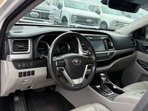 Used 2018 Toyota Highlander XLE image 4