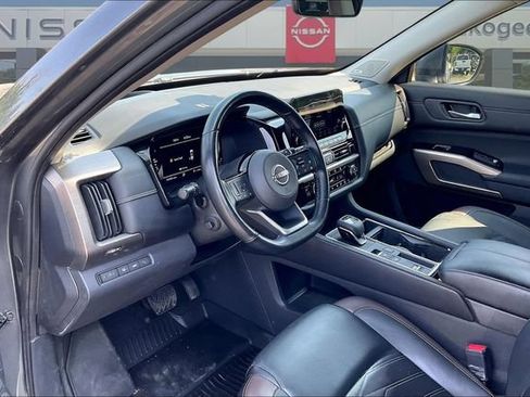Used 2023 Nissan Pathfinder Platinum FWD image 16