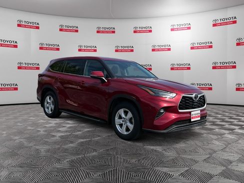 Used 2022 Toyota Highlander LE AWD/4WD image 3