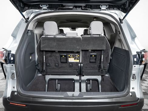 Used 2022 Toyota Sienna LE image 21