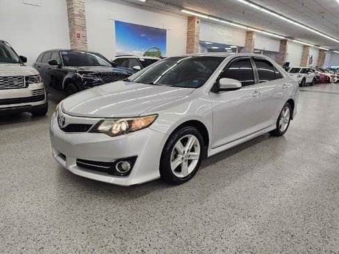 Used 2014 Toyota Camry SE FWD image 2
