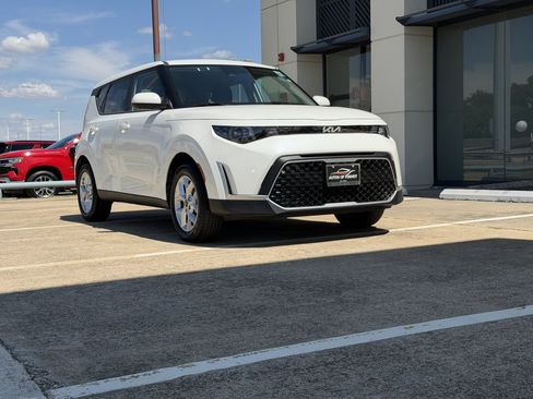 Used 2025 Kia Soul LX w/ LX Technology Package FWD image 2