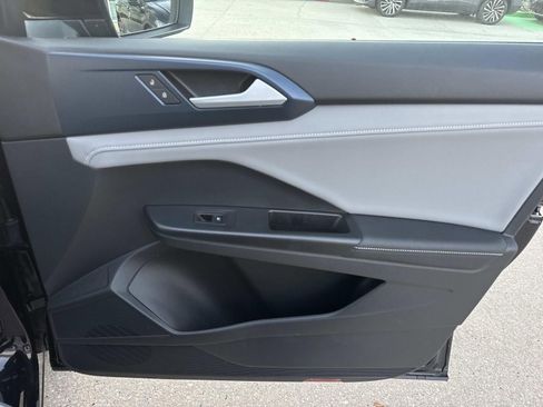 Used 2024 Volkswagen Taos SE image 13