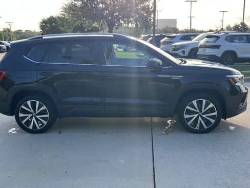 Certified 2024 Volkswagen Taos SE w/ Panoramic Sunroof Package FWD image 11