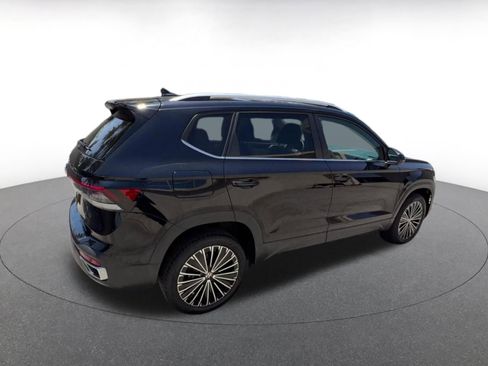 Used 2025 Volkswagen Taos SE FWD image 15