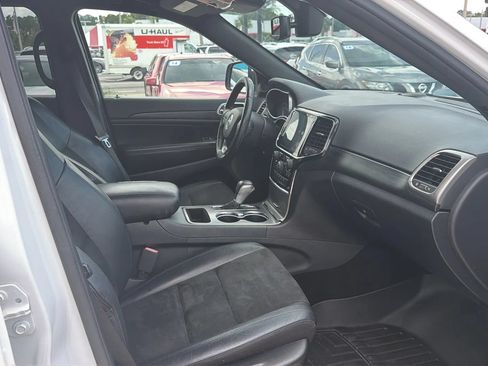 Used 2019 Jeep Grand Cherokee Laredo w/ Laredo X Package RWD image 16