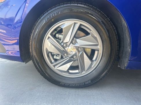 Certified 2025 Hyundai Elantra SE image 32