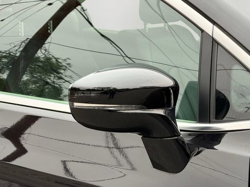 Used 2024 Chrysler Pacifica Touring-L FWD image 11