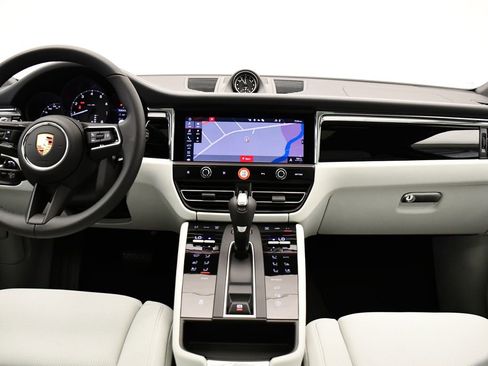 Certified 2025 Porsche Macan image 22