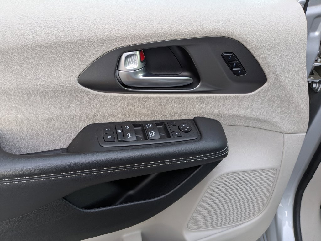Used 2024 Chrysler Pacifica Touring-L FWD image 24