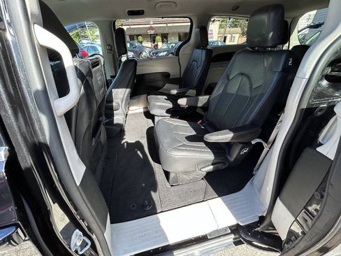 Used 2017 Chrysler Pacifica Touring-L Plus FWD image 7