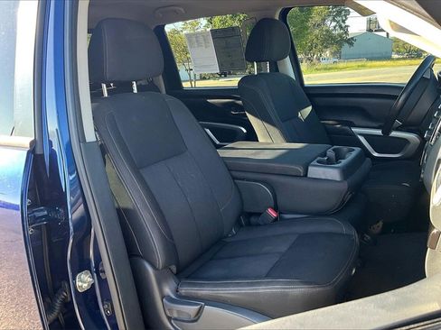Used 2018 Nissan Titan SV image 7
