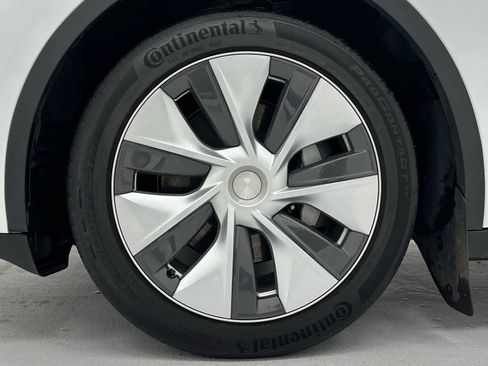 Used 2023 Tesla Model Y Long Range image 9
