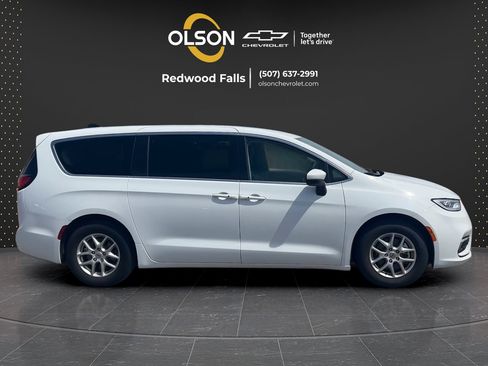 Used 2023 Chrysler Pacifica Touring-L FWD image 6